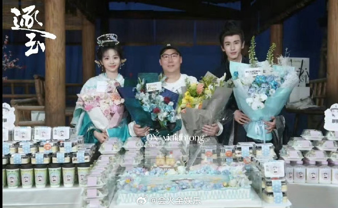 逐玉张凌赫田曦薇杀青合照 哇塞杀青合照来了！ 