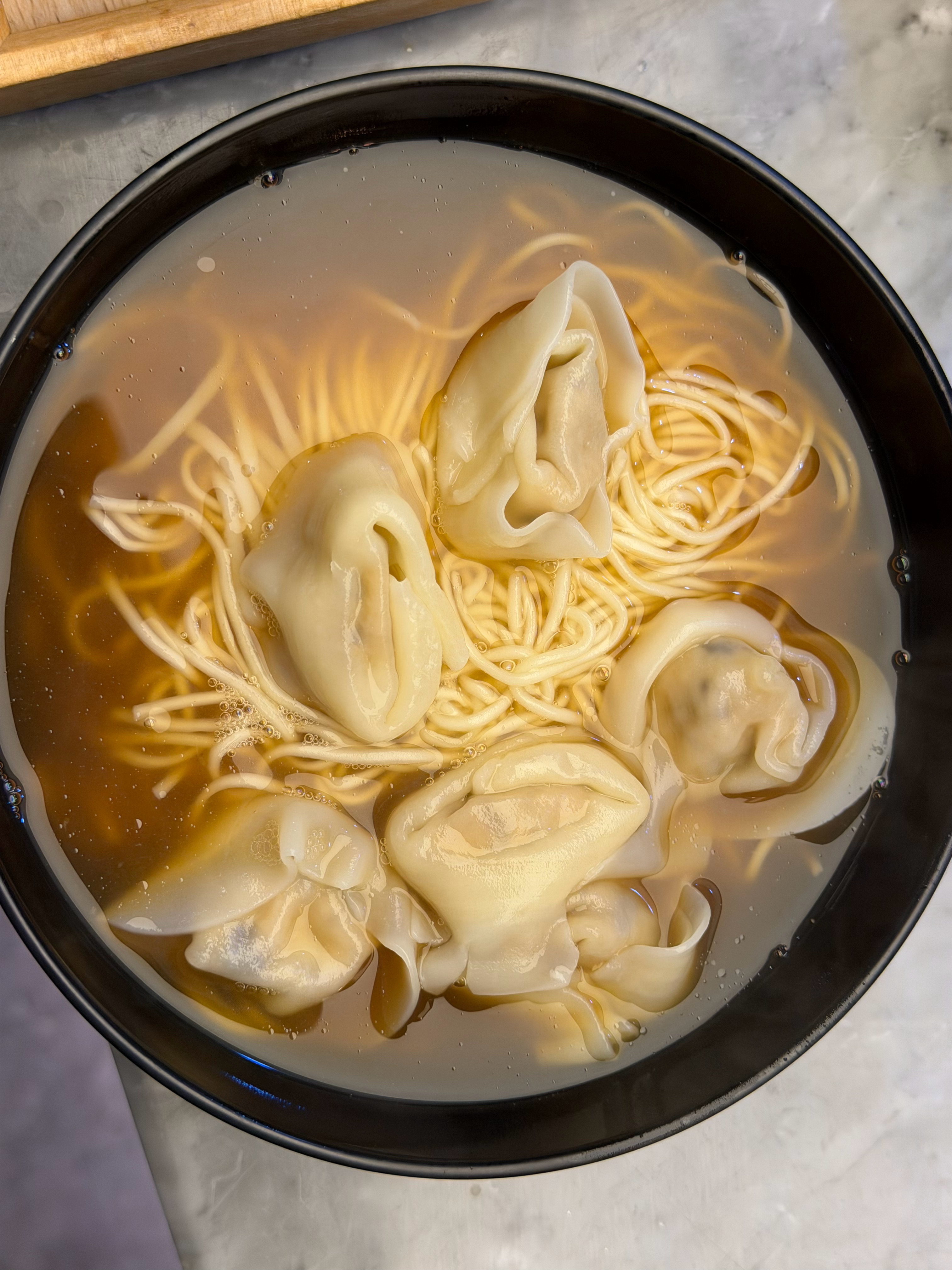 在酒店早餐厅要了一碗面+一碗混沌，大姐问我倒一起吗？嗯？？？天津这个地方还是太复