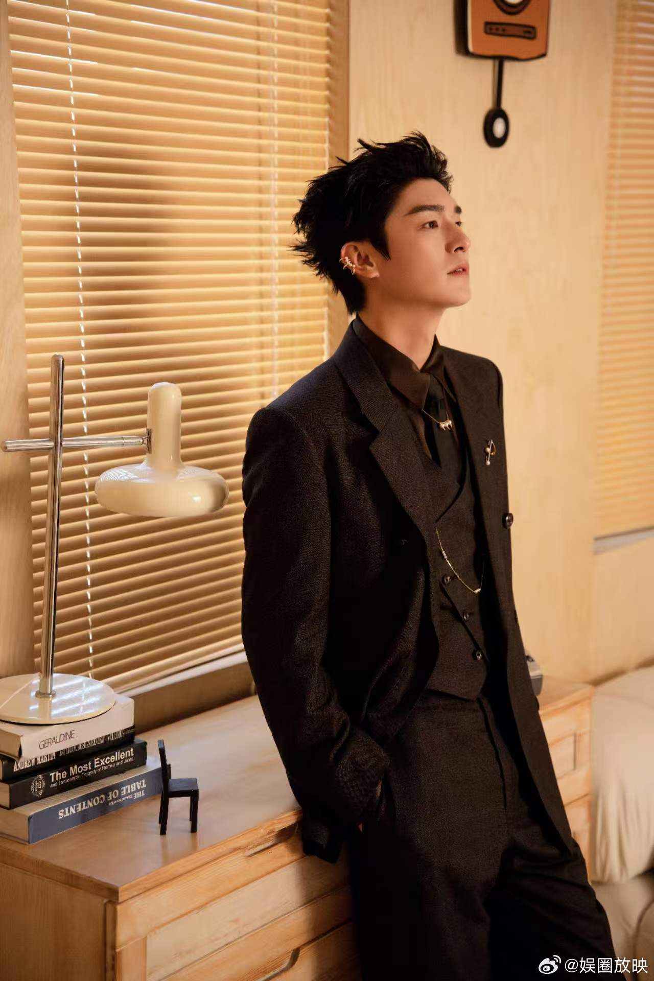谁来懂一下杨旭文这个耳骨夹杨旭文露额黑西装杀疯了！单侧金耳骨夹配细链，禁欲蛊王气