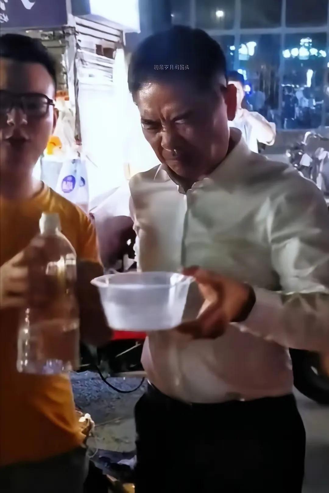 这位坐在路边摊、拿着塑料饭盒大口喝酒，一点不耍花样、喝到尽兴的，就是京东大佬刘强