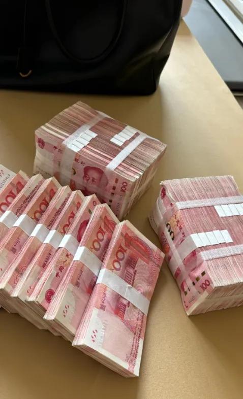 2026 年开始了，奉劝大家赶紧把存款存到银行里。毕竟你永远不知道金价会不会涨、