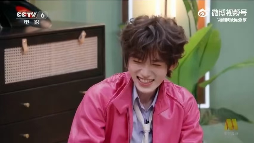 宋亚轩起队名这段好搞笑抛开推理时的沉稳模样，宋亚轩在起名环节尽显俏皮一面，各式新