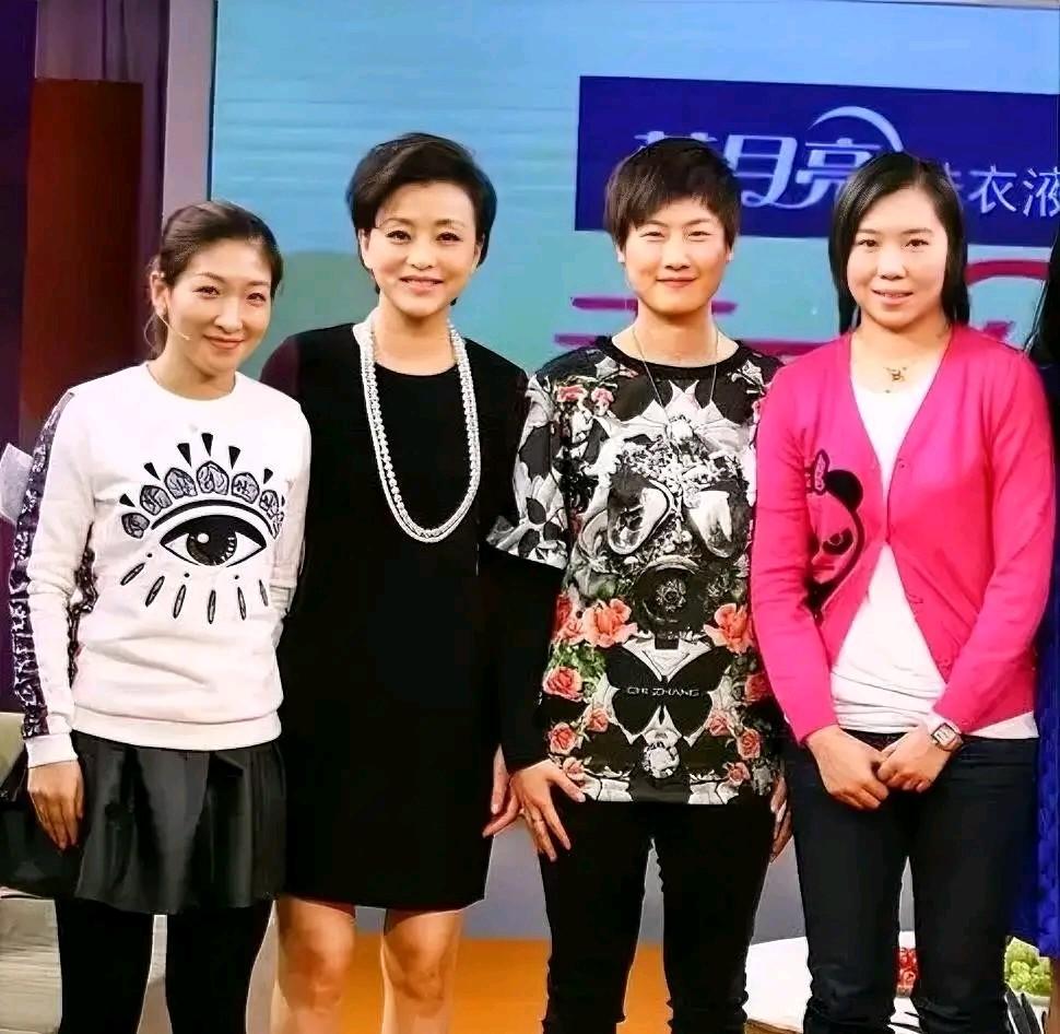 最美主持人，杨澜和乒乓球名将刘诗雯，丁宁，李晓霞合影。特佳周涛 周涛自拍 杨澜访