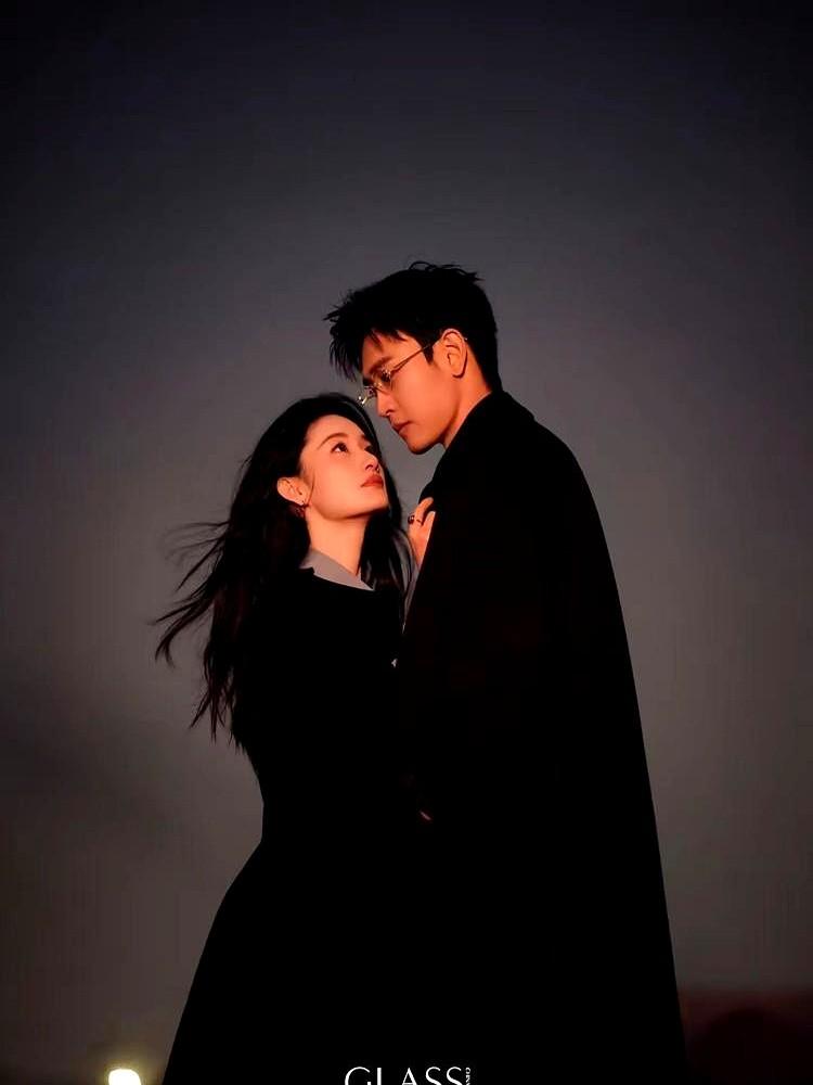 有些喜欢，根本藏不住！

导演喊“卡”了，王天辰的手还停在郭晓婷下巴上。拍吻戏，