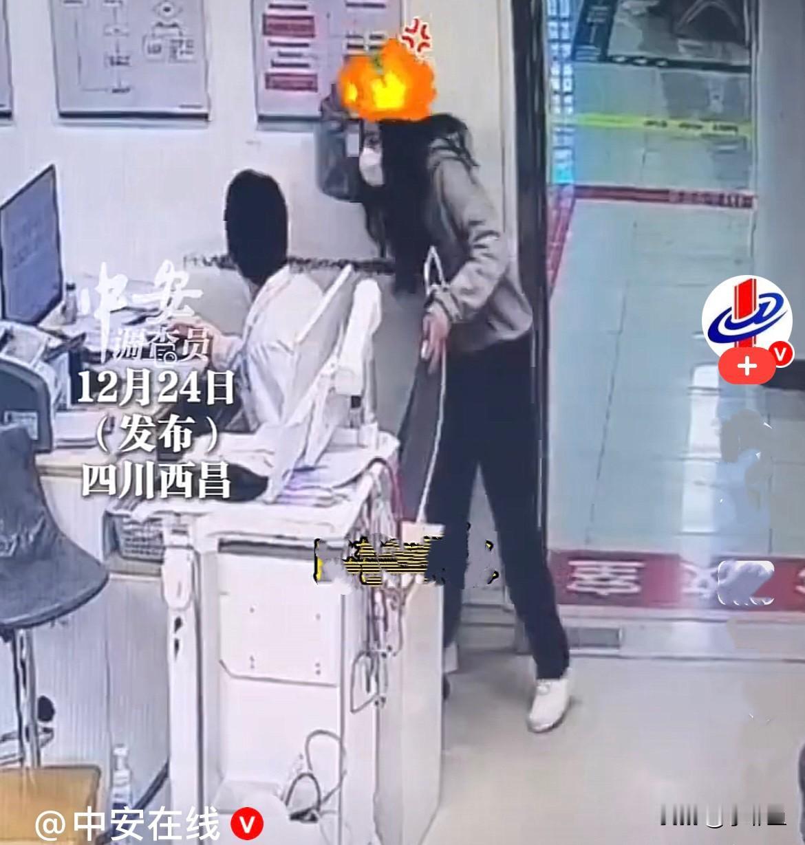 近日，四川西昌一女子陪她的朋友去医院看病，在女子看来她朋友的病应该是很急很严重的