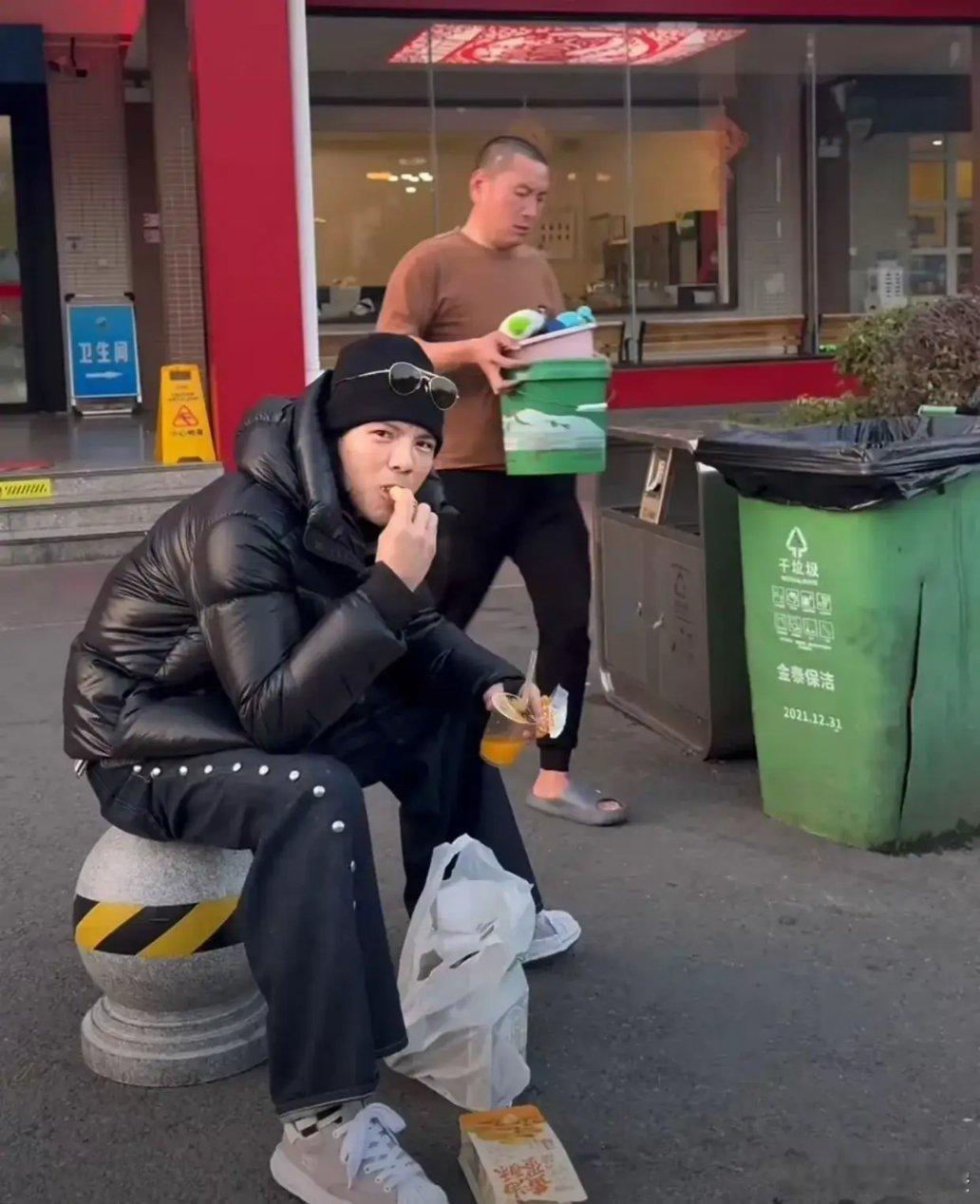 向佐为了见老婆，饿到对着垃圾桶啃面包，真要笑死我！郭碧婷也太幸福了，向佐开10小