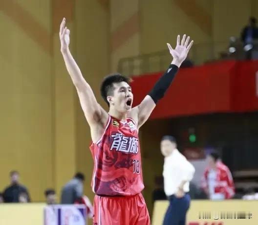 广州男篮140-117大胜吉林男篮一战，郭艾伦创造的纪录如下：

得分32分，赛