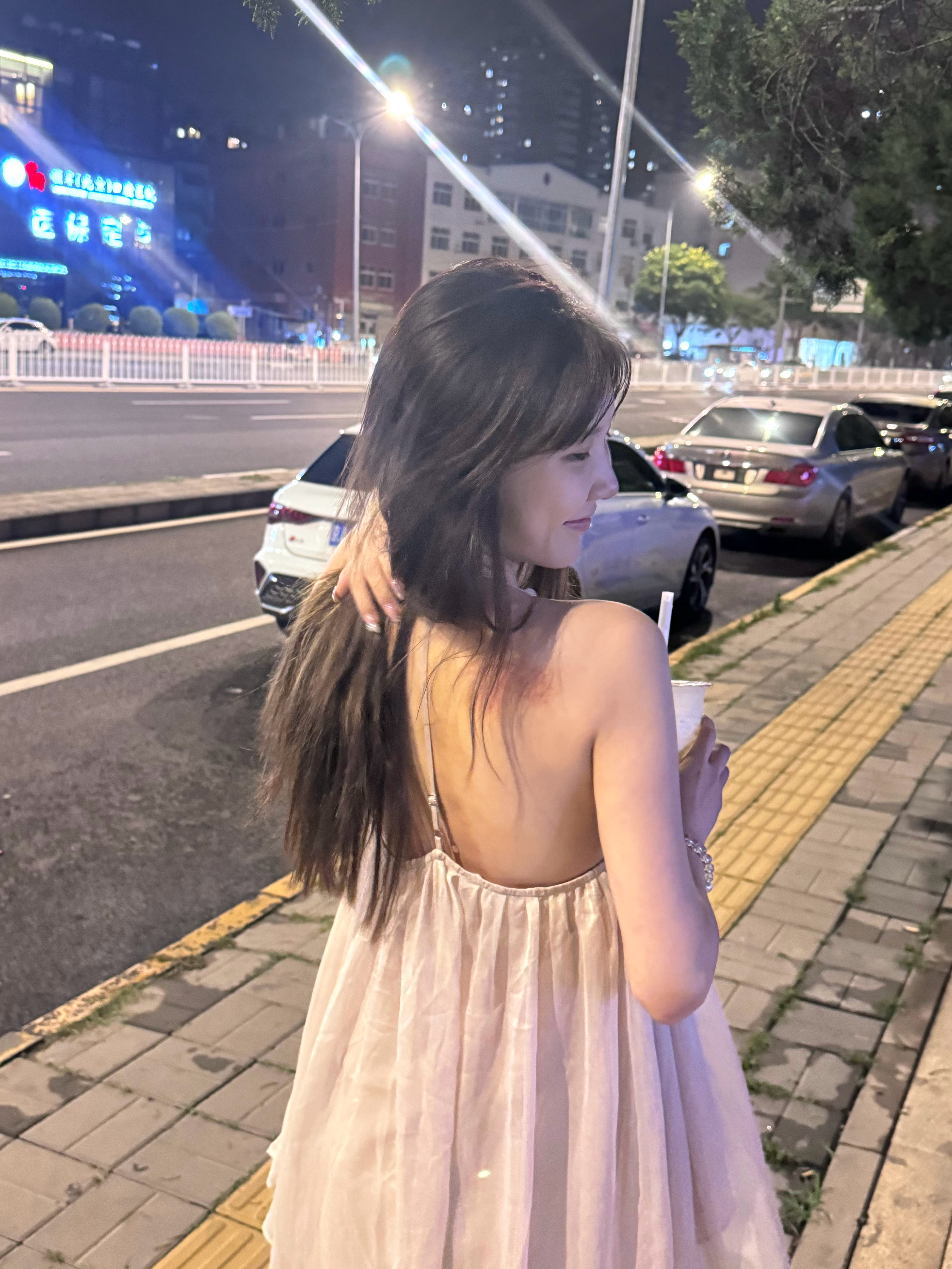 怎么一后背刮痧印儿还在坚持穿吊带啊小姐姐