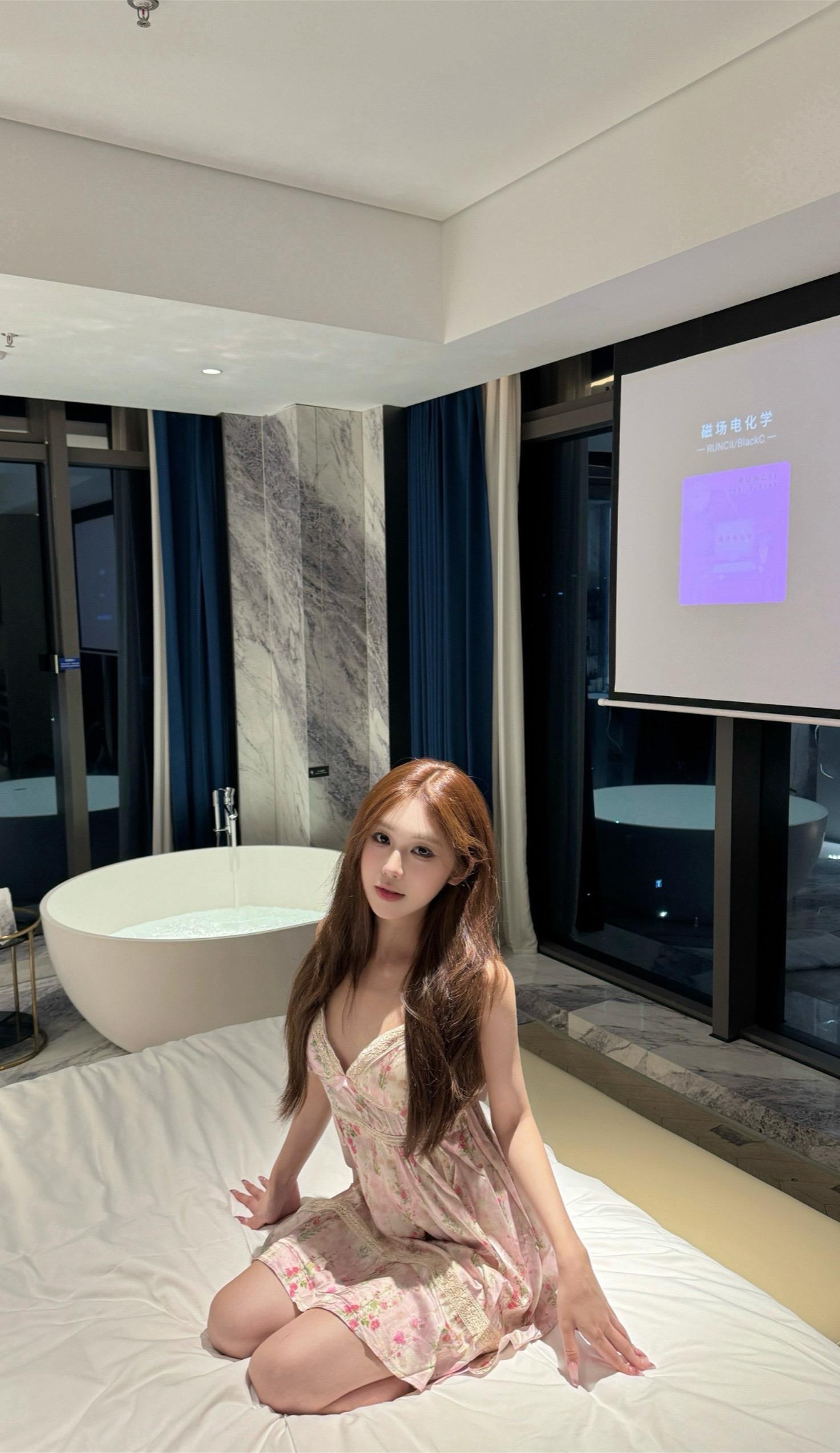 喜欢你才装可爱啊  你以为卖萌很轻松吗。