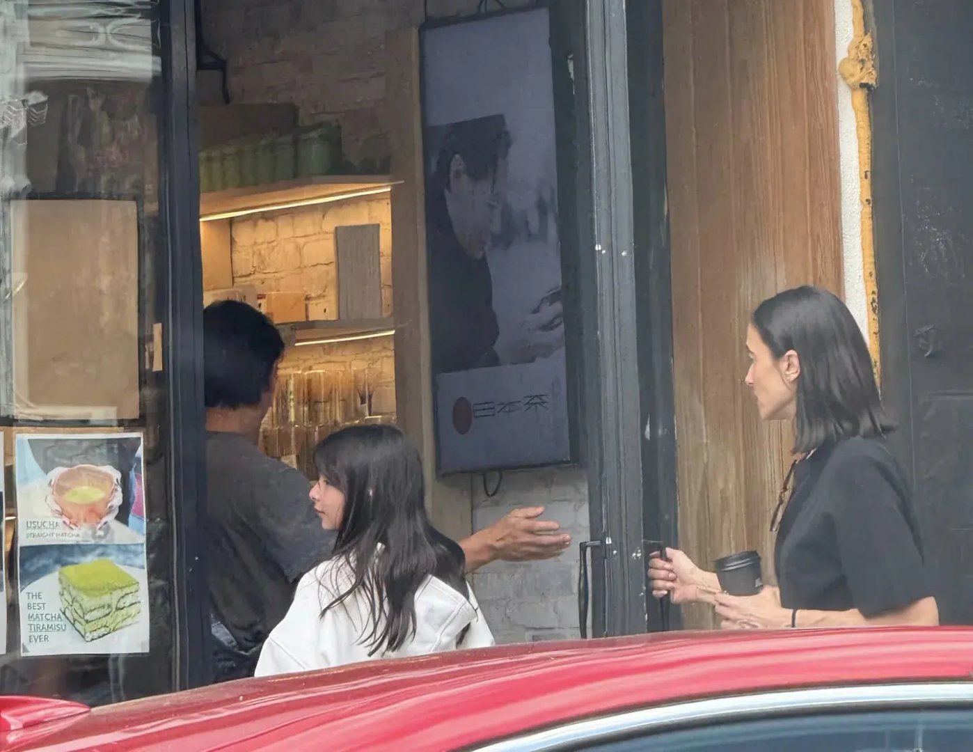 吴彦祖一家在纽约逛街，12岁女儿穿衣打扮时尚，遗传了妈妈的大长腿！ ​​​