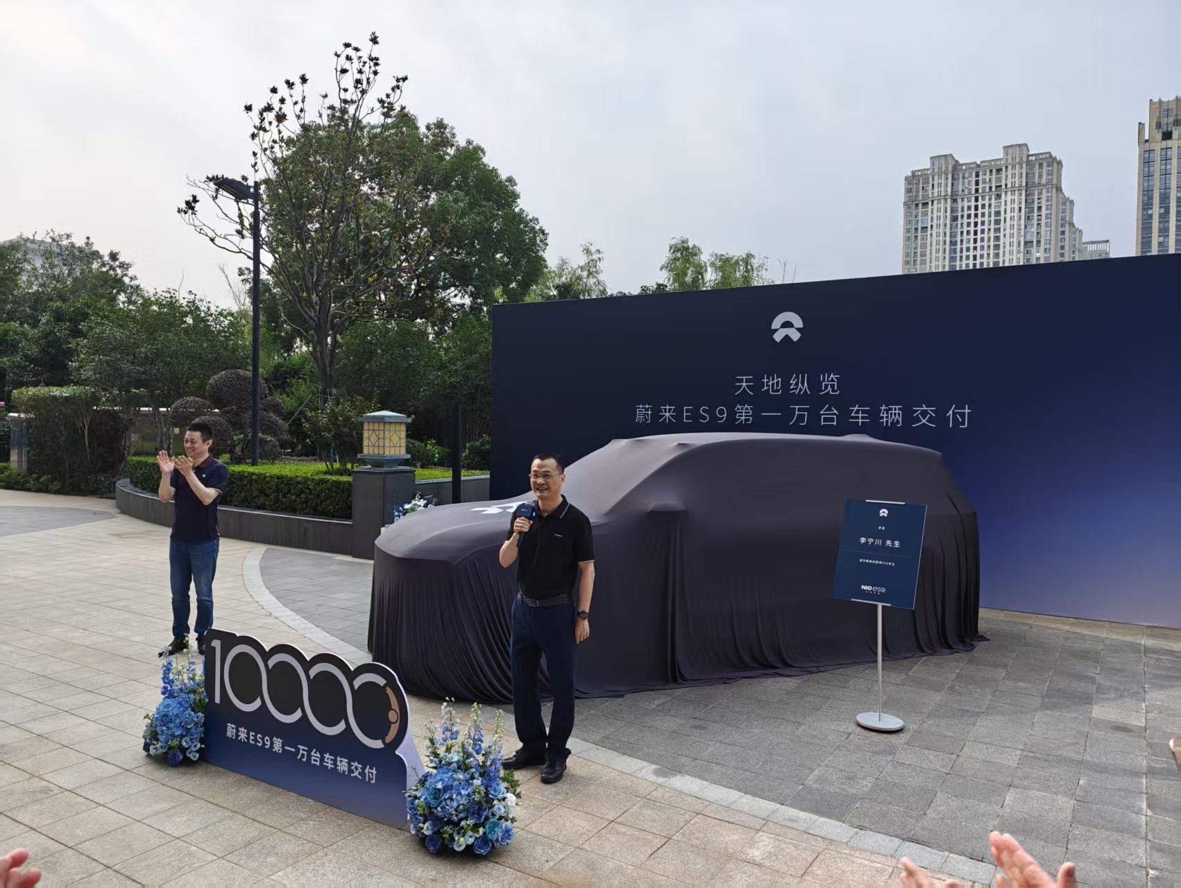 交付不到一个月，这辆50万级别的国产纯电suv就要交付第10000台了，太魔幻了