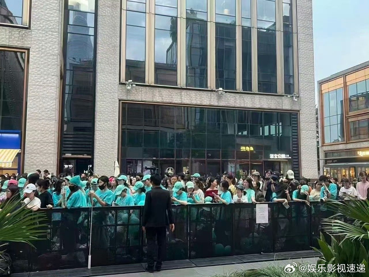 刘雨昕人气太超过了 今天上海线下活动展览，刘雨昕一身白色短外套套装亮相，利落线条