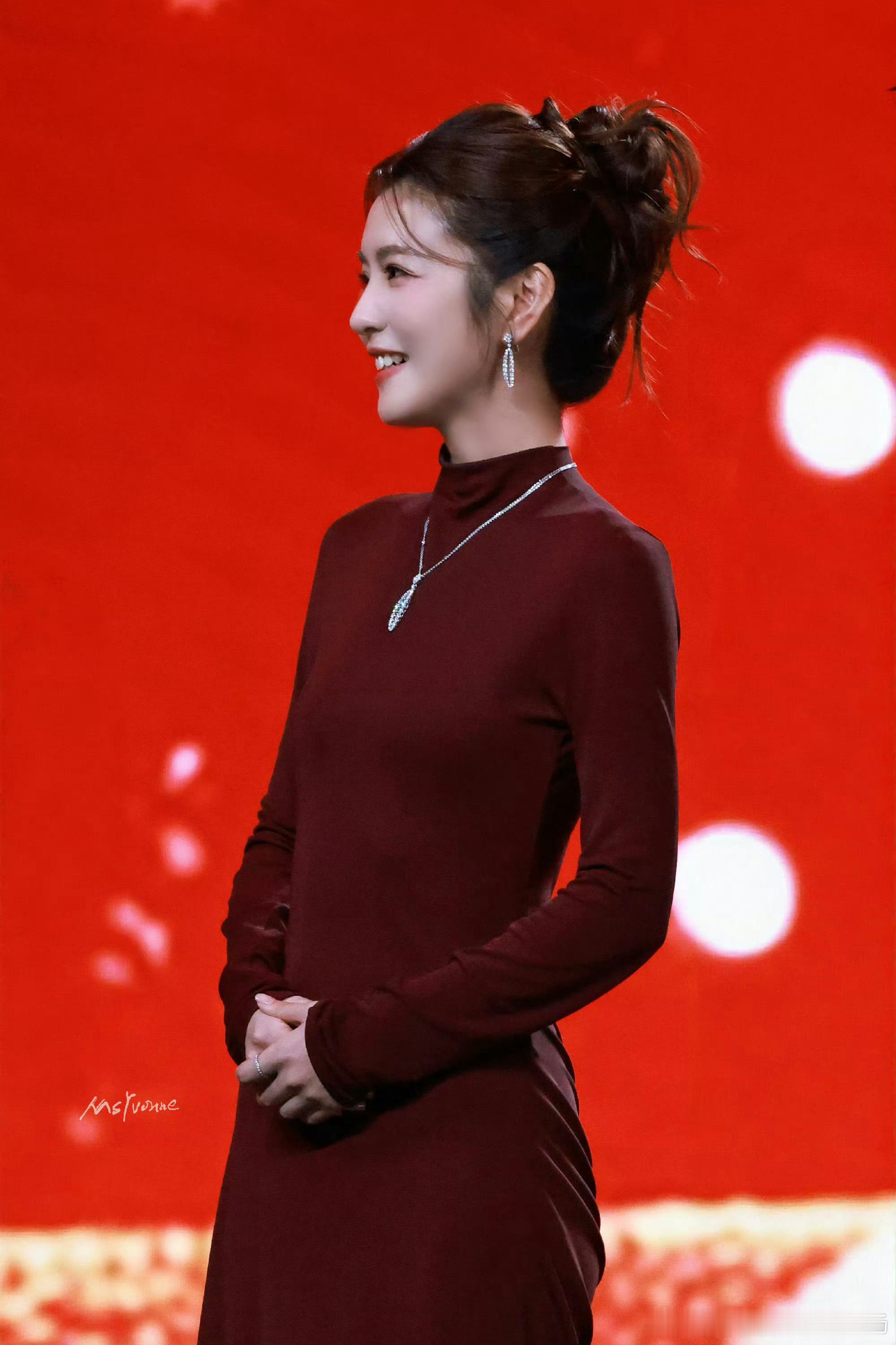 李云霄好乖软萌乖巧本人没错了🥺细心装扮玩偶的模样好温柔，明艳酒红礼服撞上温顺小