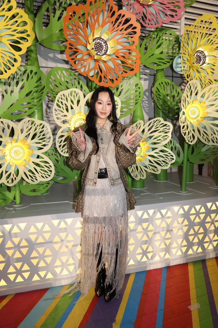 星岛：炎明熹敞开合作大门迎姜涛天价转会成最强同门 关心钟柔美“被消失”望她安好炎