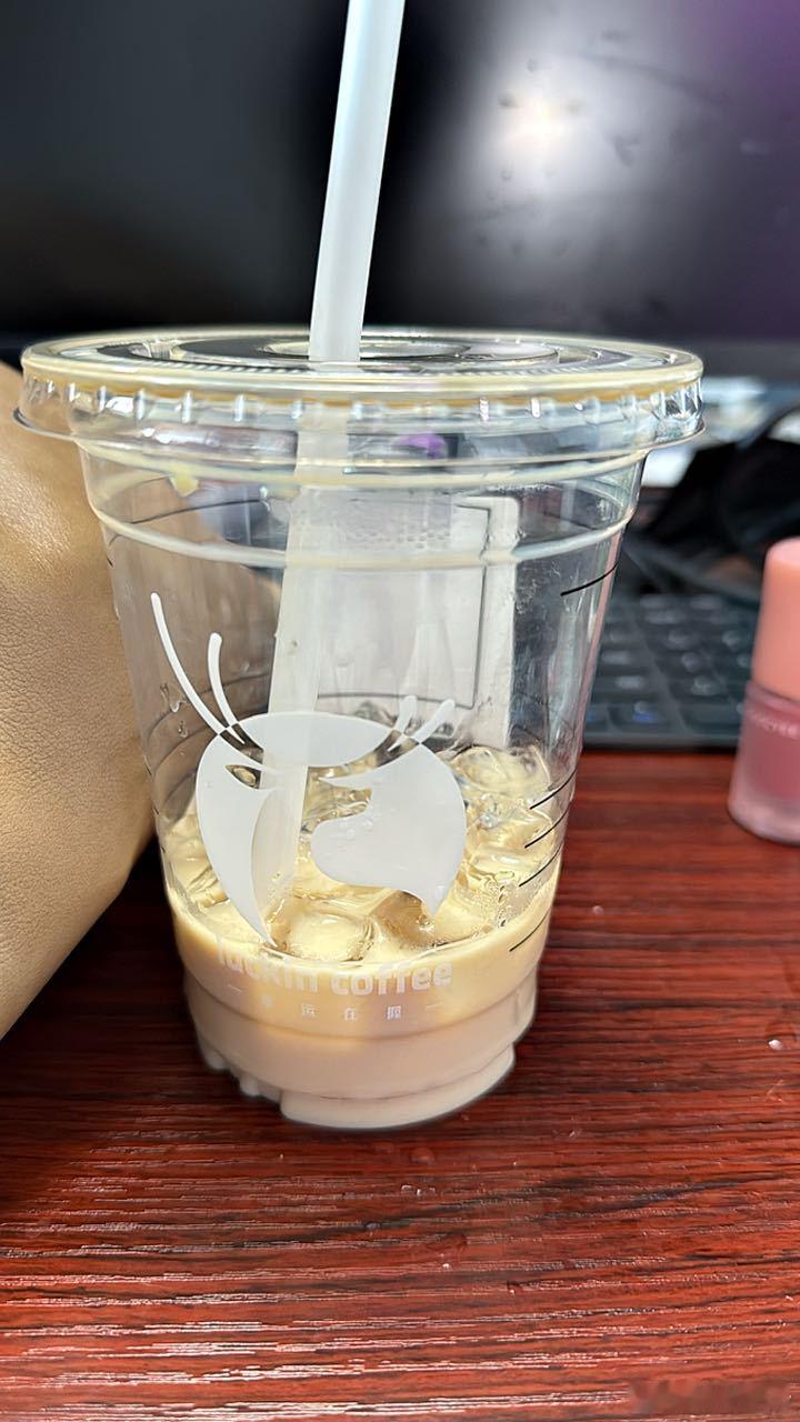 瑞幸活菌吸管火了还没有喝过这个新品，听说很见效啊，还是比较喜欢喝生椰拿铁，下次可