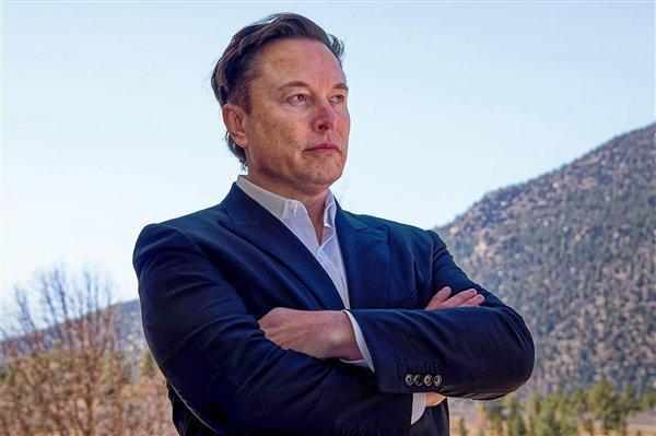 外媒曝出马斯克获“科幻”般的薪酬方案。
如果马斯克在SpaceX未来的发展中，能