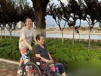 59岁的影后郑卫莉，在武汉菜市场啃馒头。

照片里，她素面朝天，为几毛钱跟菜贩子