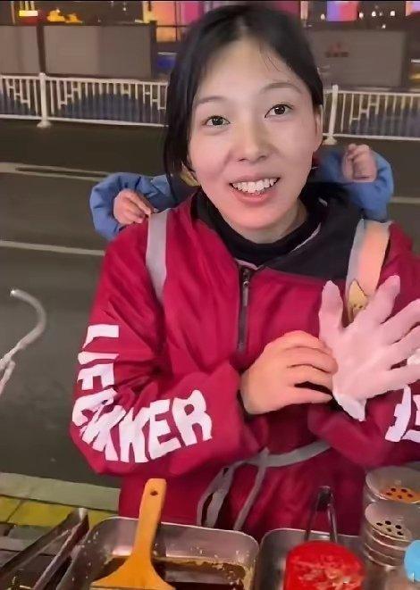 小林妈妈名叫林静，某音账号是“小林妈妈（林静）”，目前已经有38万粉丝了。我看了