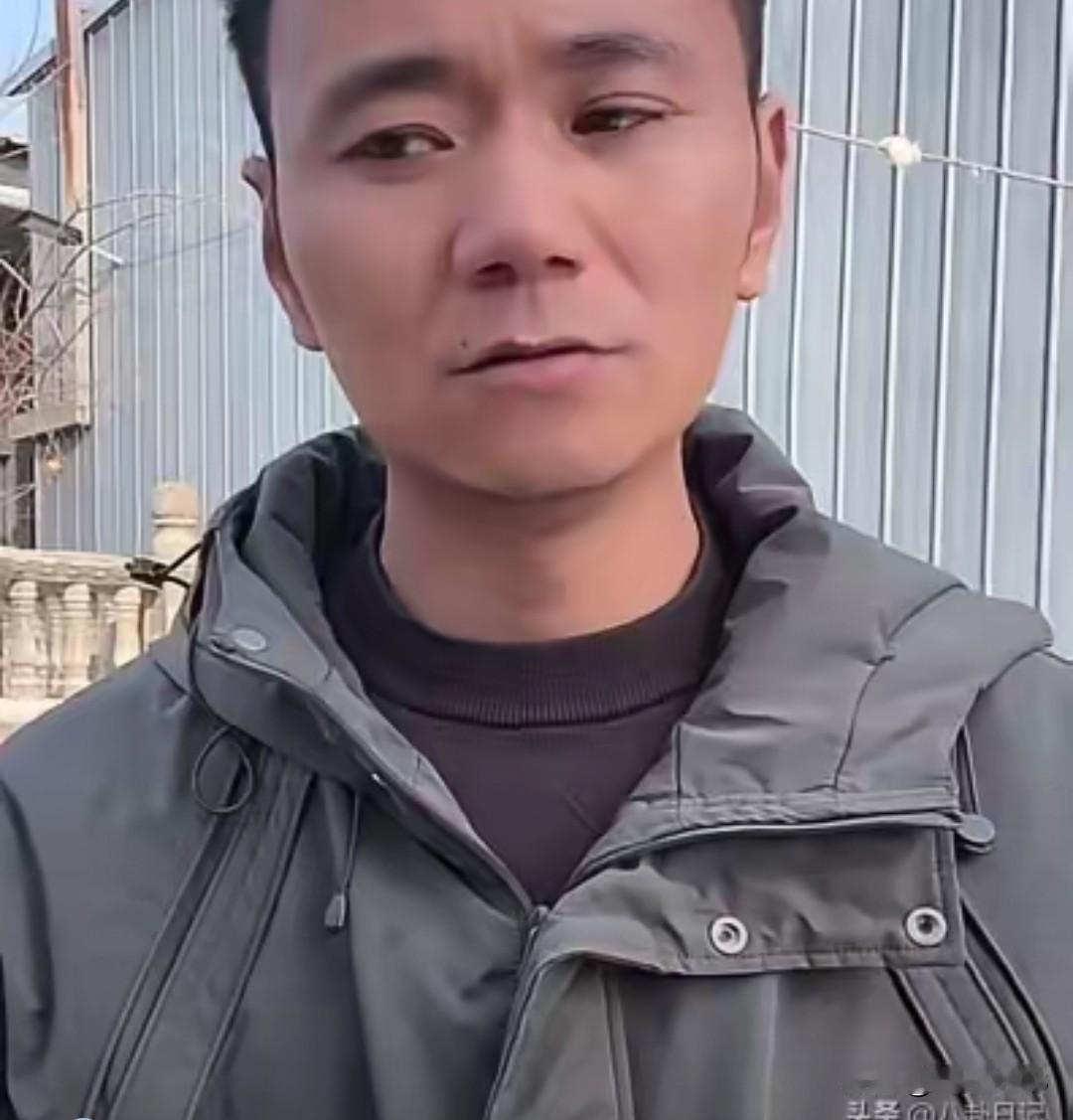 网上刷到厉怀远这几天开始试水，打开直播聊天。
      他说他不是人民币，做不