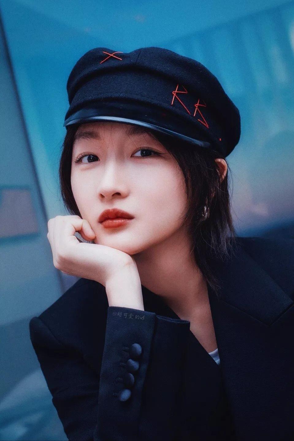 主持人，问女演员周冬雨，你相隔十年，又参演了张艺谋导演的电影，你有什么感觉。周冬