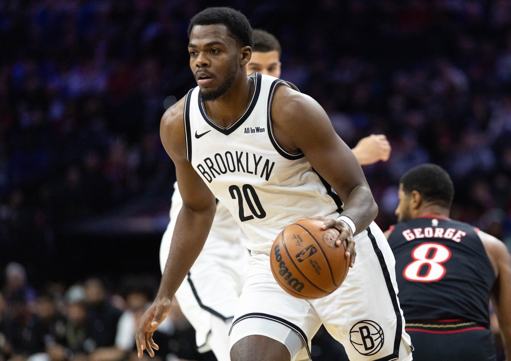 夏普遭遇左手拇指尺侧副韧带撕裂，将接受手术赛季报销。本赛季夏普场均8.7分6.7