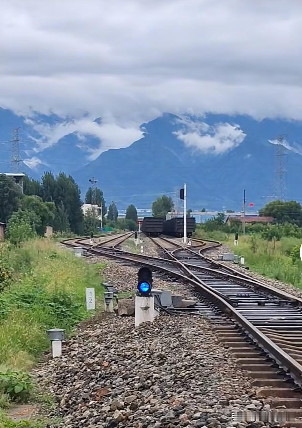 雨后的西余铁路🛤️与秦岭云海