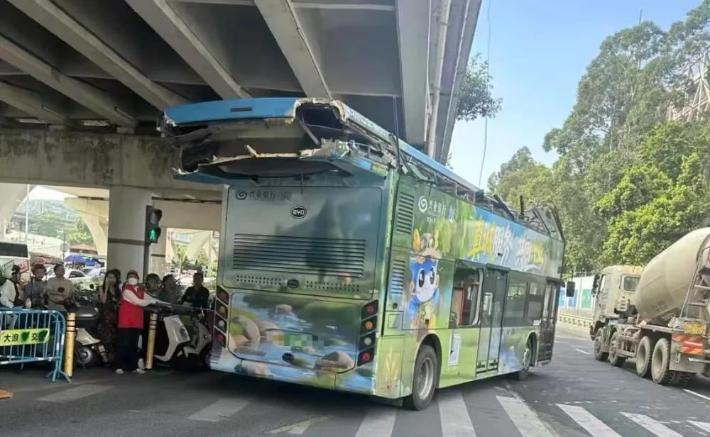 城市出行惊魂一刻：从深圳巴士"削顶"看我们身边的隐形风险

10月26日下午，深