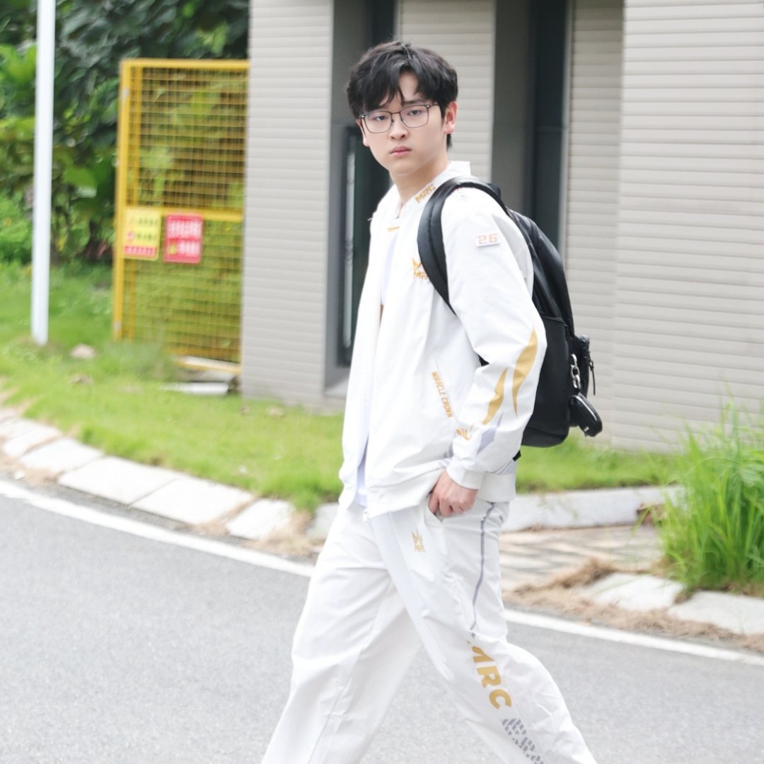 白露宝宝啊记得带上小书包 还有水壶妈妈给你装了热水 有点重自己要拿好别乱晃等会掉