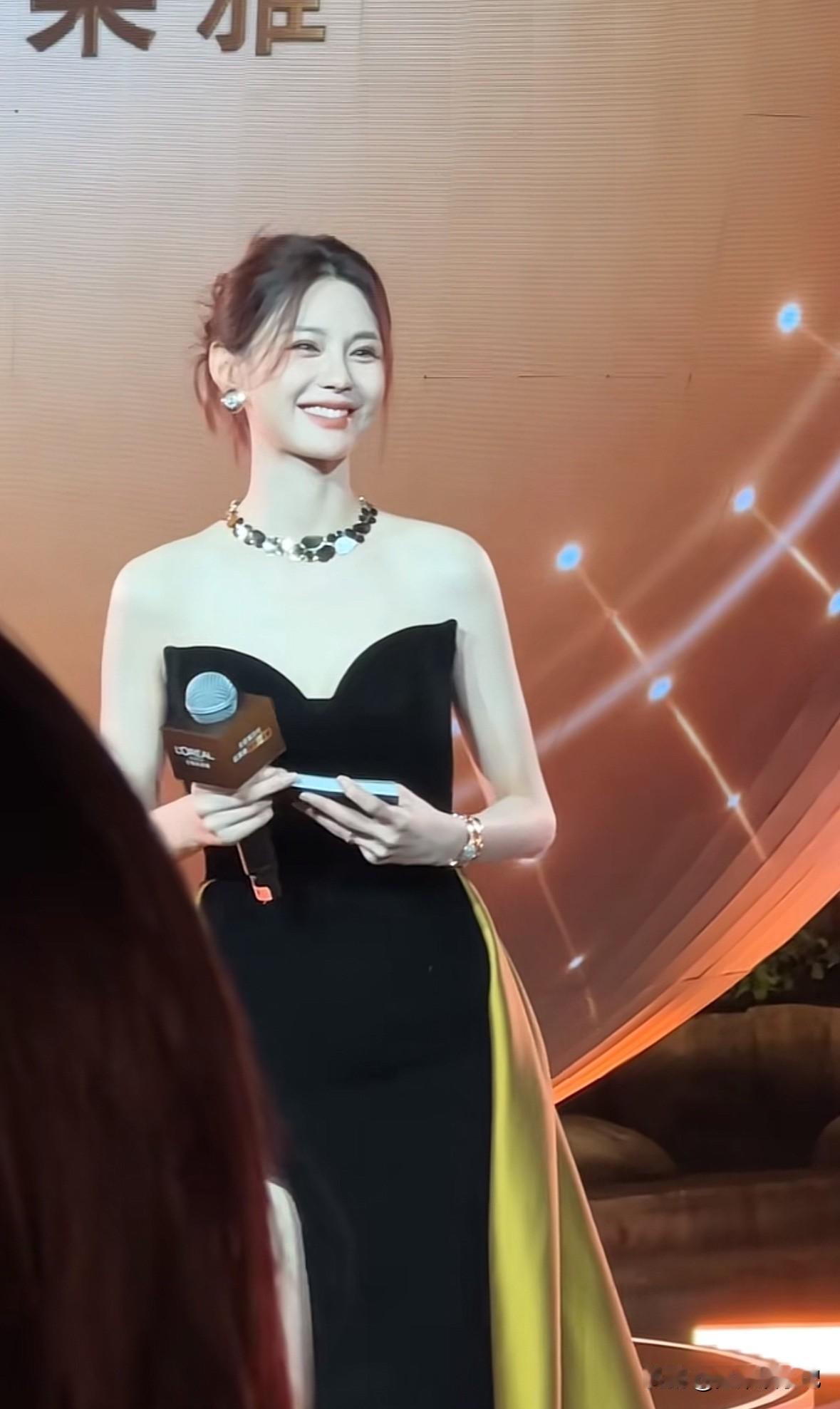 还记得之前沈梦辰的皮肤黝黑，现在竟然变得这么的白皙透亮了！