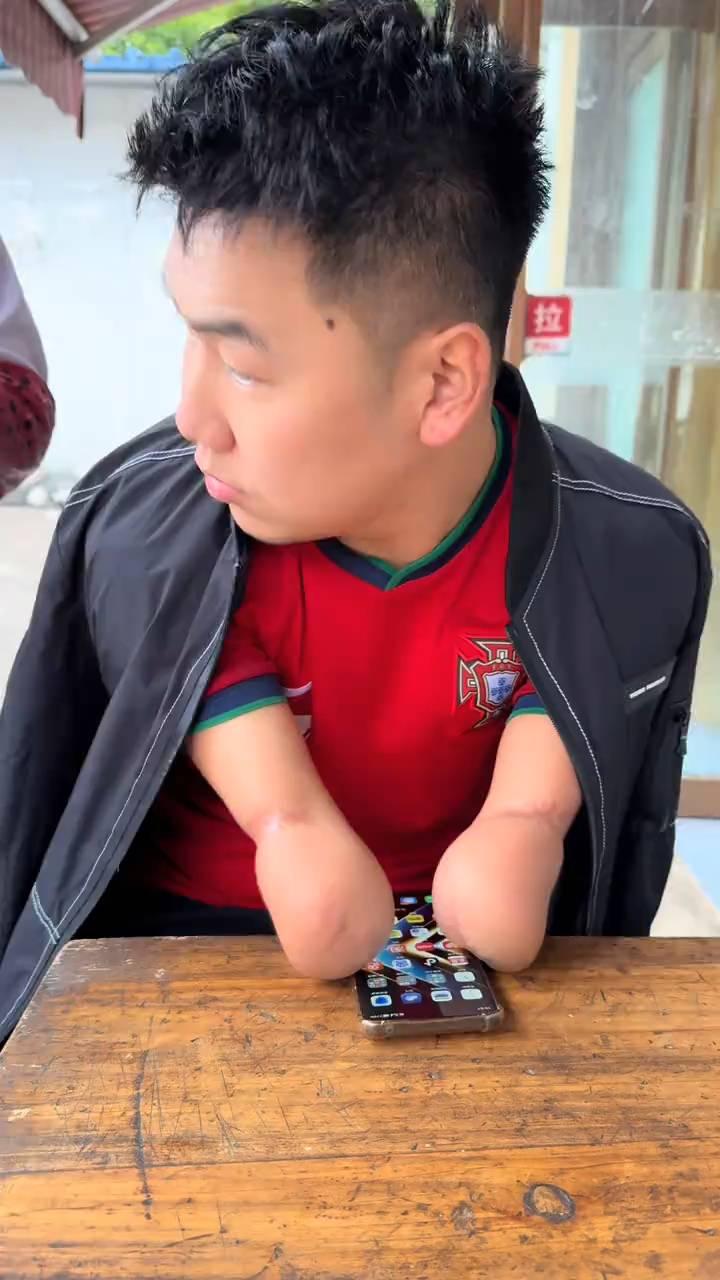 悲欢人居有人散，放过对错才知答案。活着的永恒，还你我生而平凡。