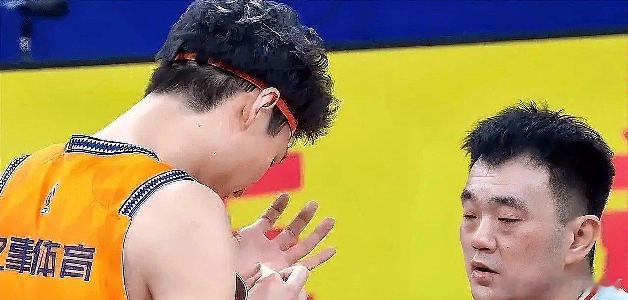 上海超级中锋王哲林真敬业啊！在今日上海对阵四川的第二节比赛，防守时隐形眼镜被打掉