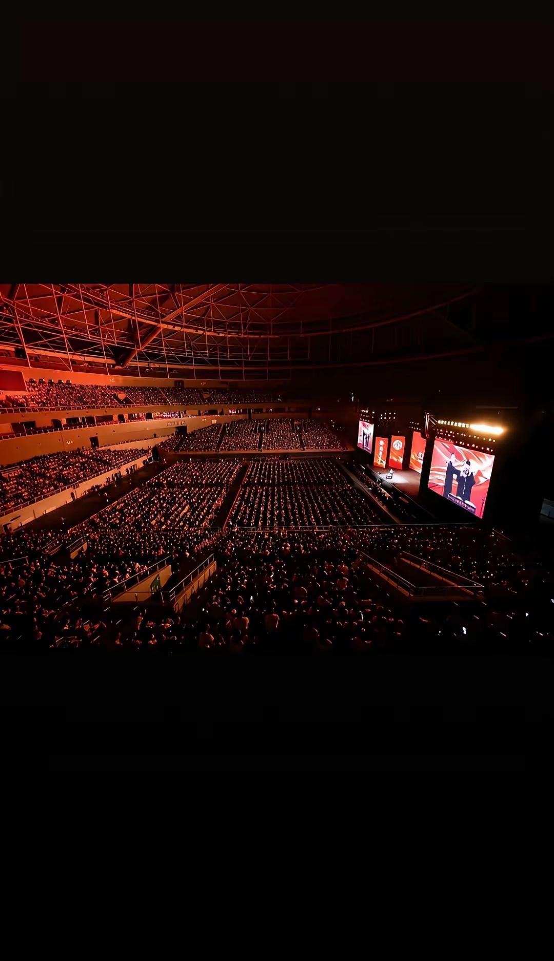 德没了、云还在
这是网友们对德云社岳云鹏首场专场演出的评价，岳云鹏的首场专场演出