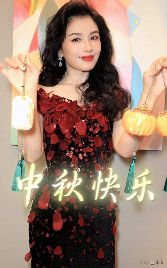 太惊艳！刘涛中秋造型彻底出圈，不靠精修凭气质圈粉无数