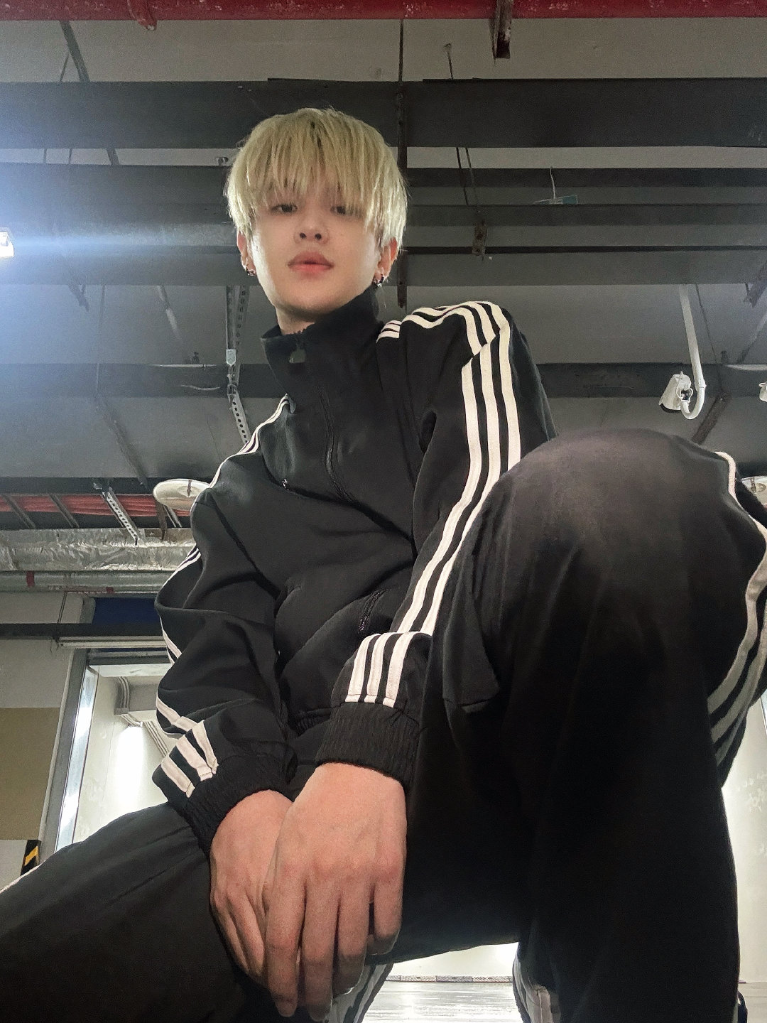 黄明昊车库随拍 黄明昊早上起床照镜子都得被自己帅一大跳吧！黑色运动套装＋金发，随