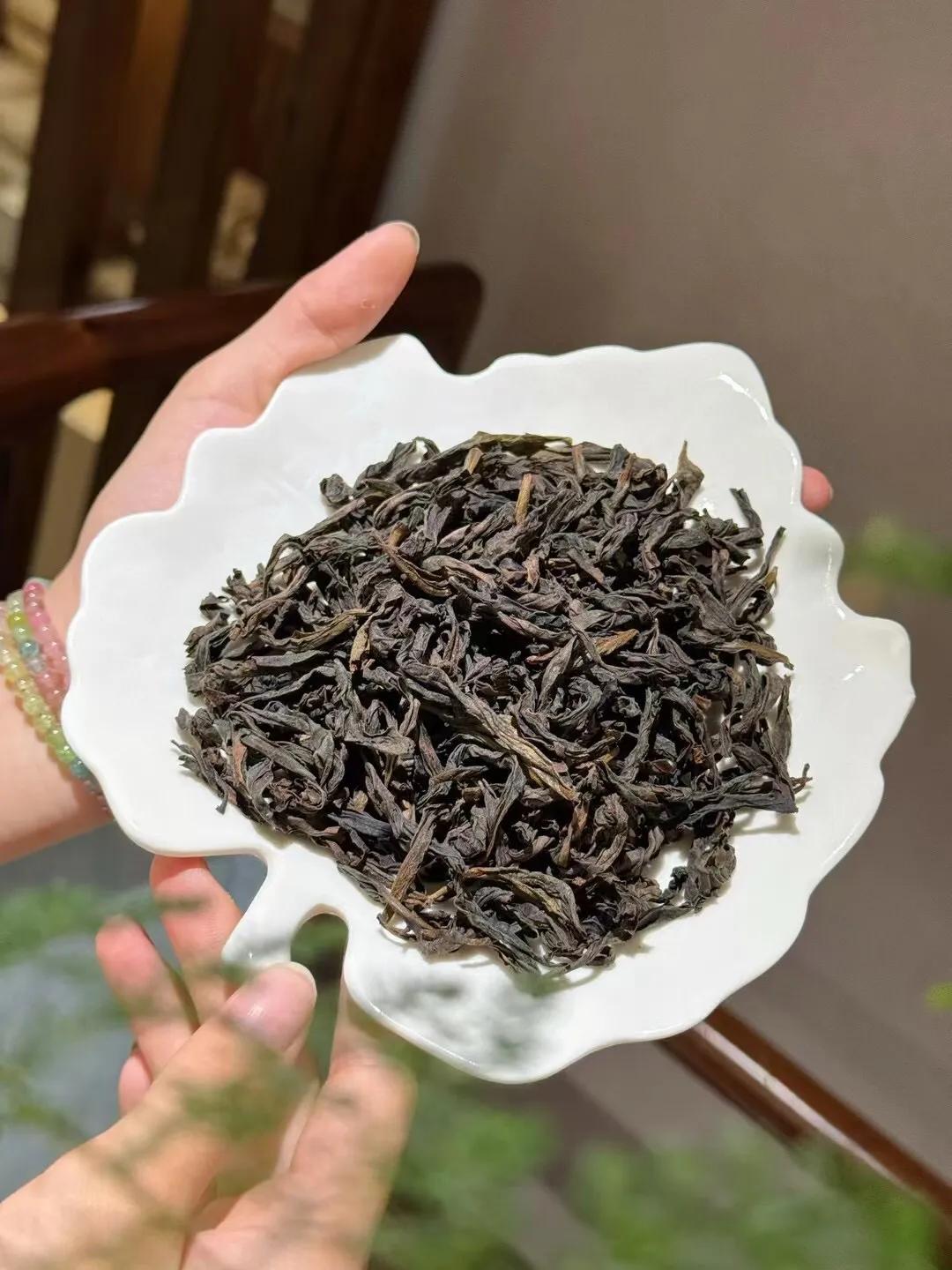 老枞水仙入口透度感清晰汤感醇和，枞韵层层叠叠！