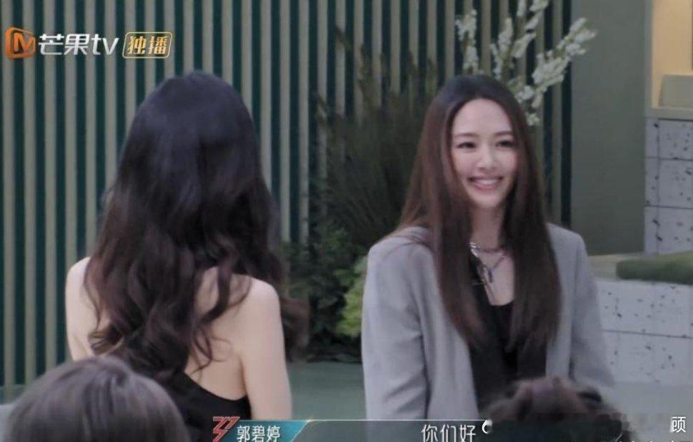 郭碧婷《乘风2024》回归娱乐圈，郭碧婷上场后，直接成为中心人物，一堆人都给她打