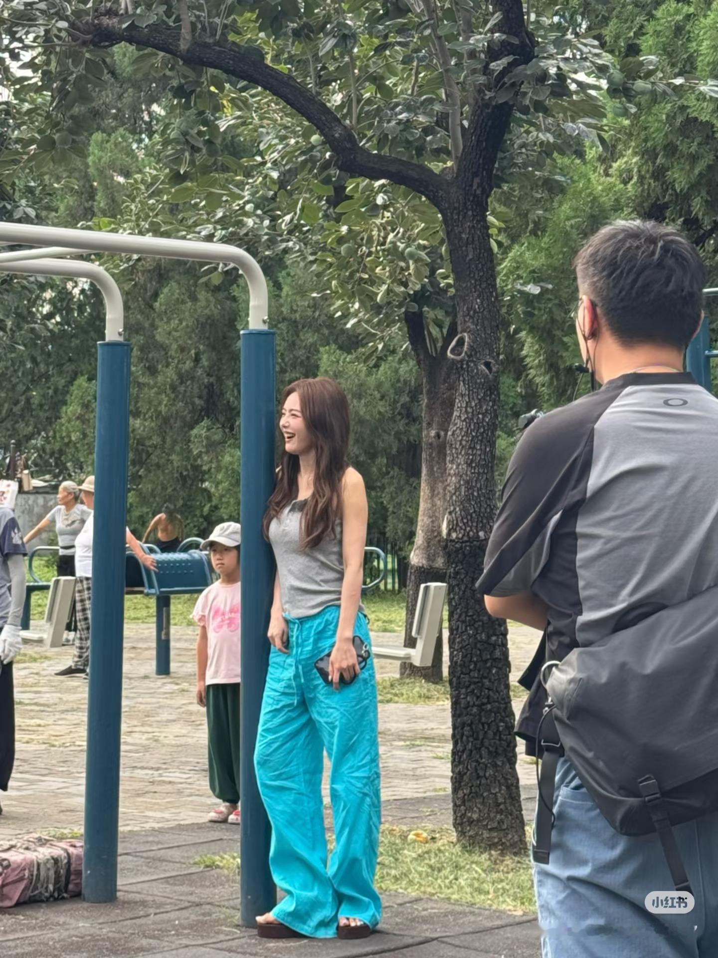 网友在北京偶遇蔡文静 蹲着吃东西好可爱哇～ 