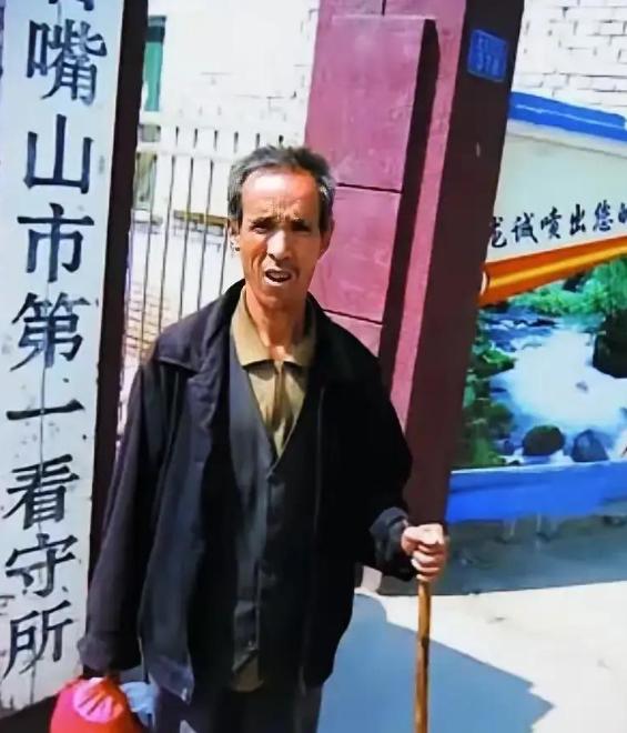 2005年，宁夏石嘴山发生一起讨薪引发的刑事案件，农民工王斌余为给受伤的父亲凑医
