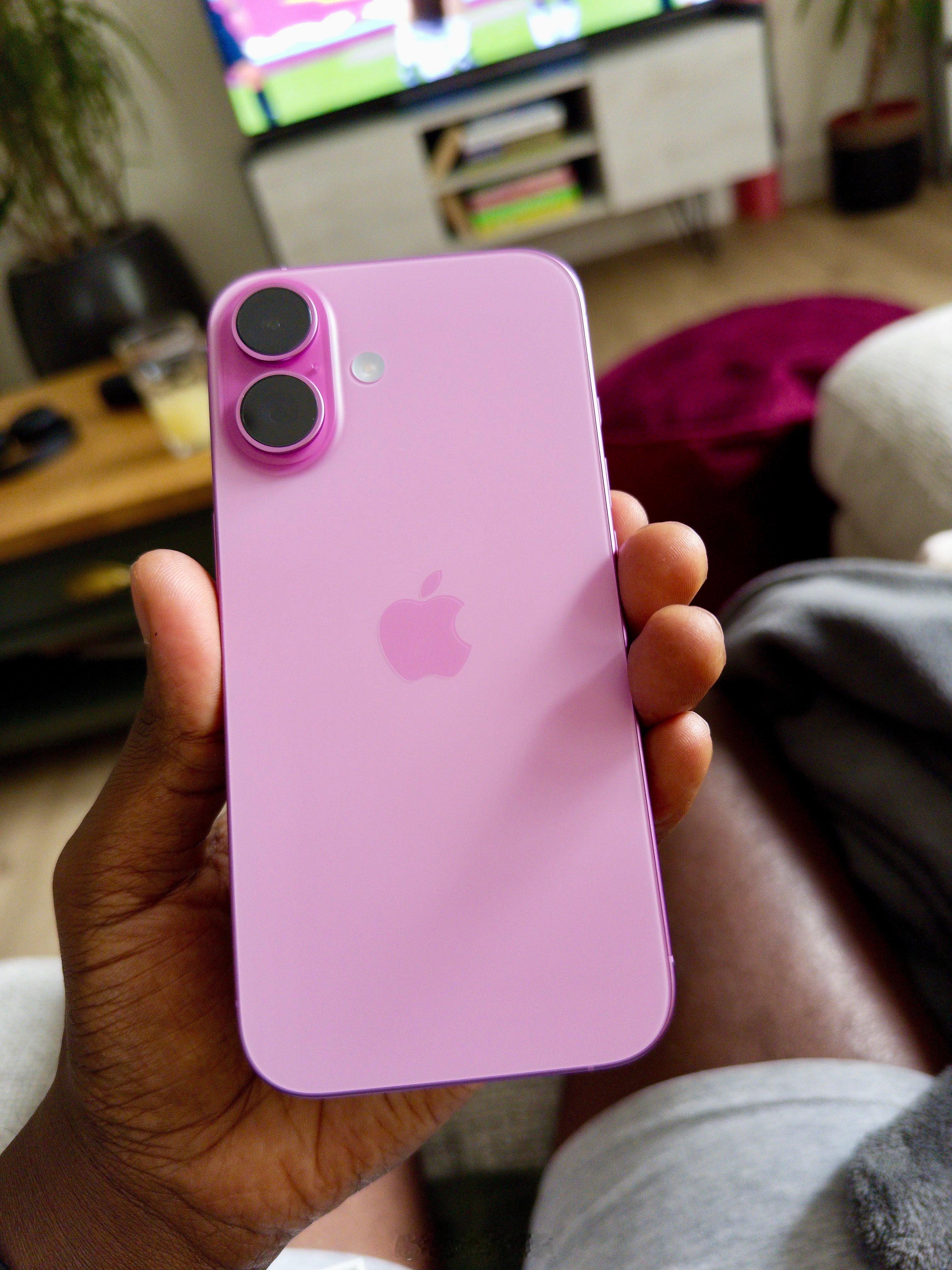 粉色iPhone 16，我觉得是整个iPhone 16系列最出众的颜色，没有之一