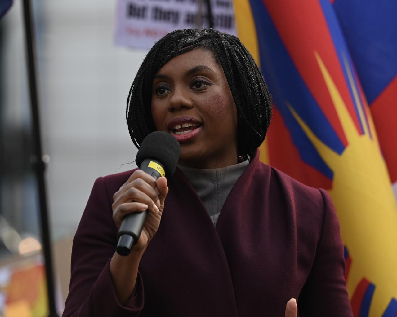 最近一个时期，她在阻止我国在伦敦新建使馆方面她“跳得最高”。仅仅为了表现而表现，