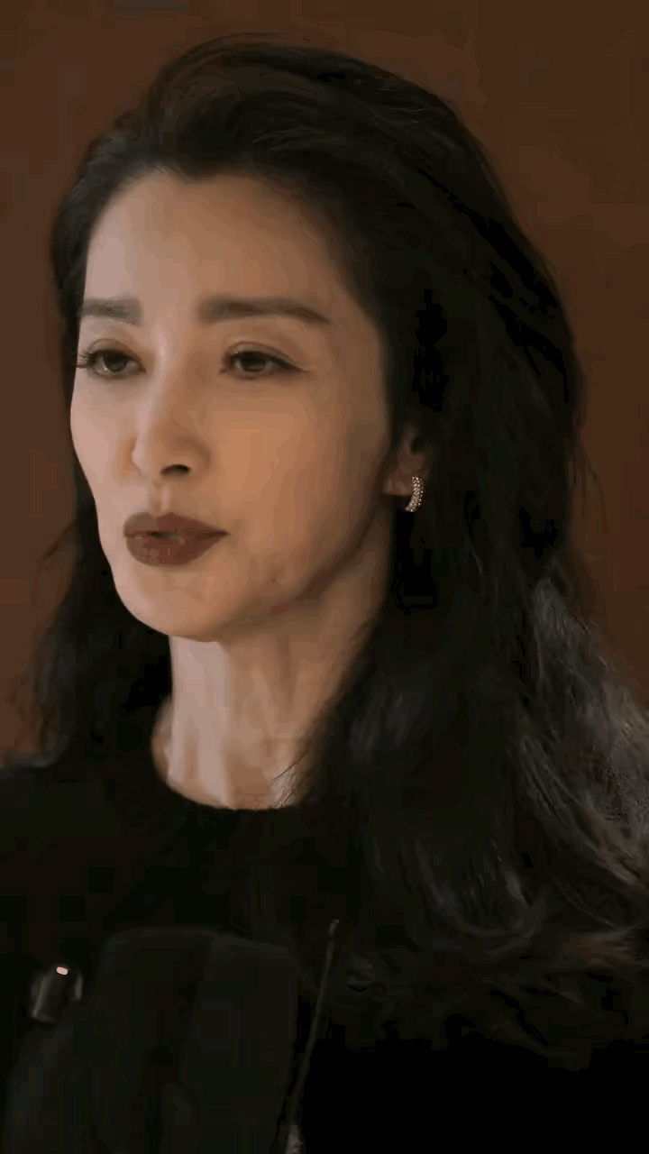 51岁的李冰冰这状态绝了。没有医美的脸就是抗打，无论是怼脸的高清镜头，还是扮鬼脸