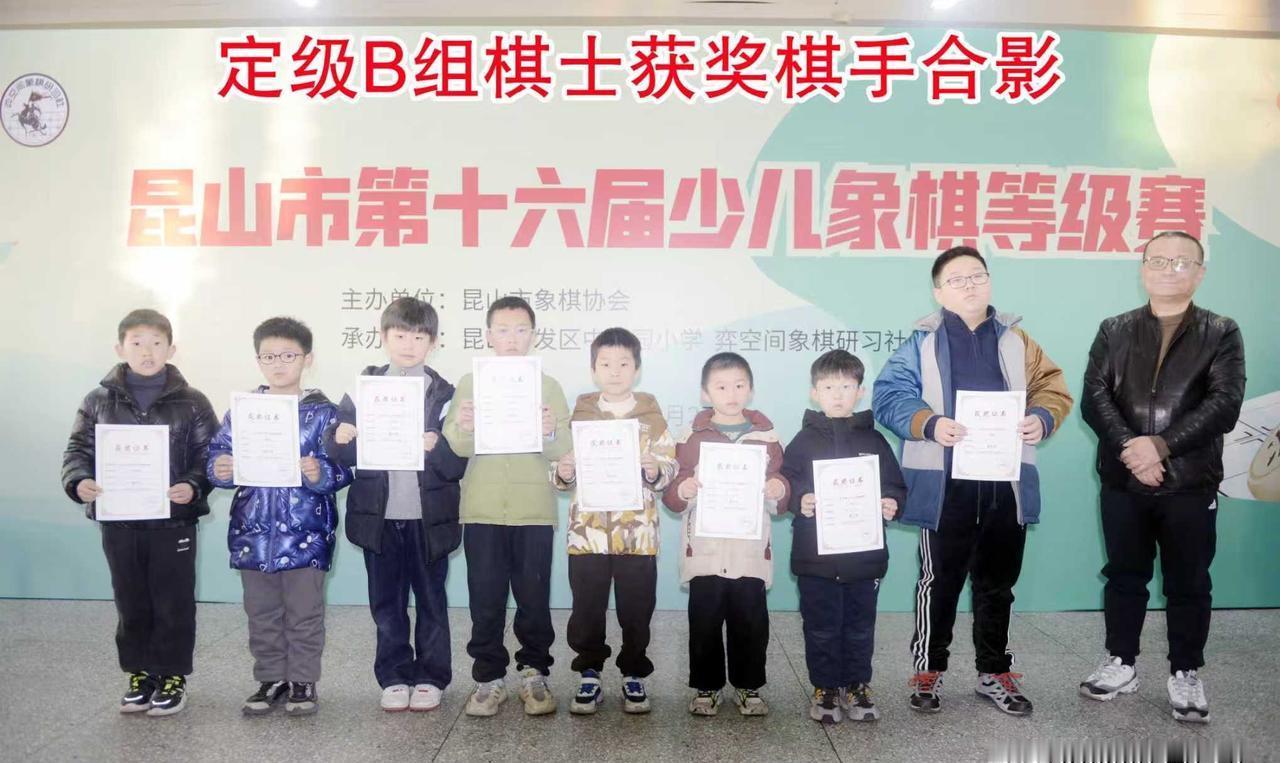 别急着夸孩子赢棋。
你可能正在犯一个致命错误。
下棋的真正价值，藏在孩子输掉的那