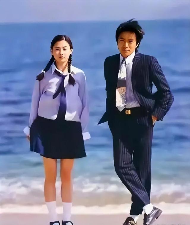 星爷破例送花篮，张柏芝压轴献唱！
 
香港红馆一场演唱会，仅凭两只并排摆放的花篮
