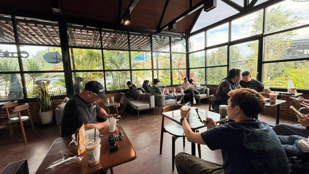 炮弹坑跑太多，中途喝杯咖啡先休息一下老挝🇱🇦的街景，挺适合路虎的风格一辆揽胜