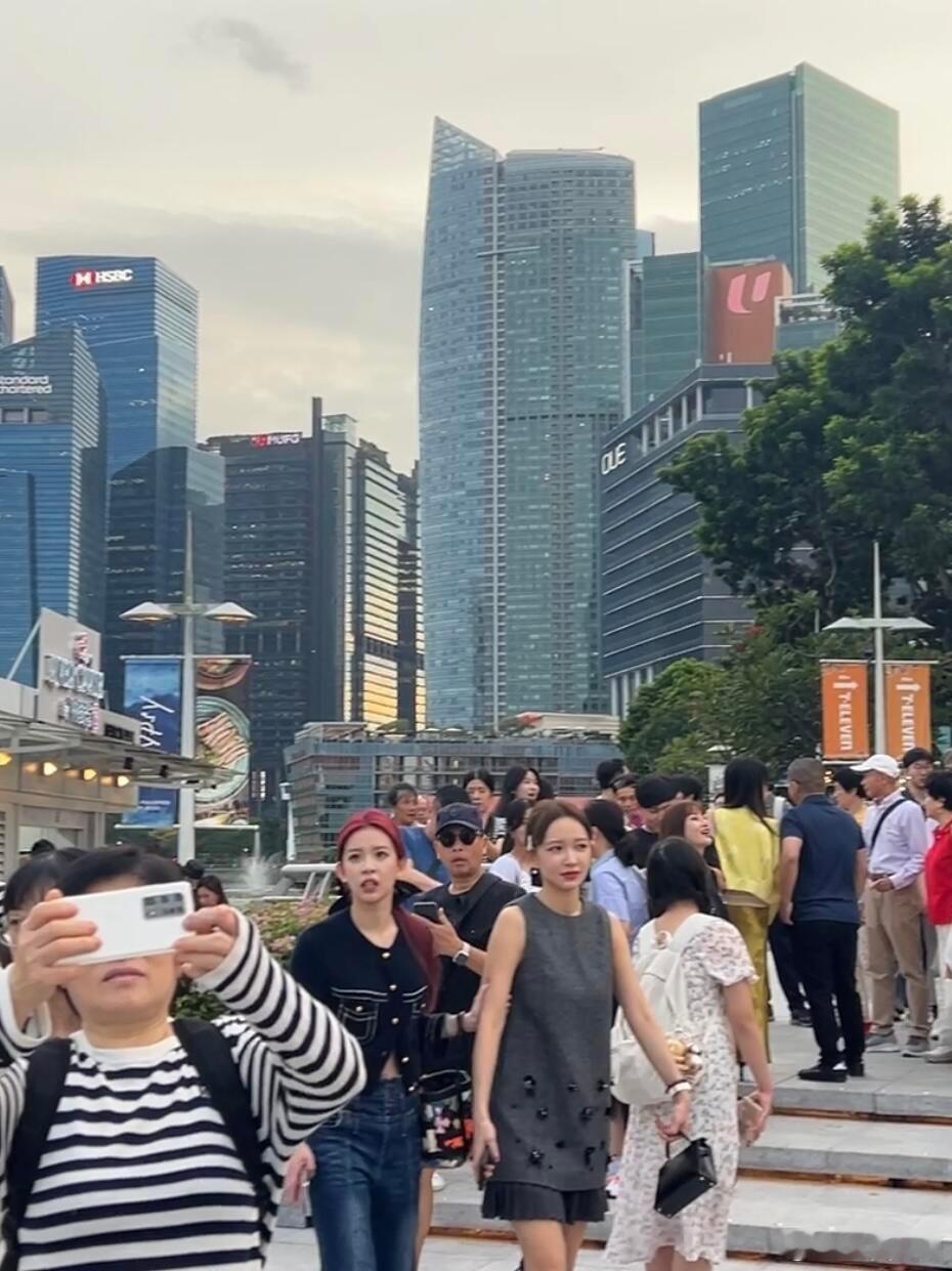 新加坡偶遇程潇程晨  程潇和妹妹新加坡度假 程潇好漂亮 