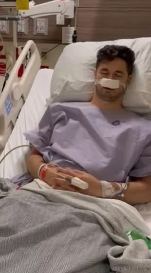 一名美国男子分享自己罹患罕见神经精神疾病的经历。他在一次手术后，短时间内无法使用