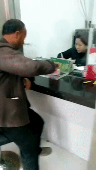 这位中年大叔你是在搞笑吗？
哪有往银行里存“冥币”的？