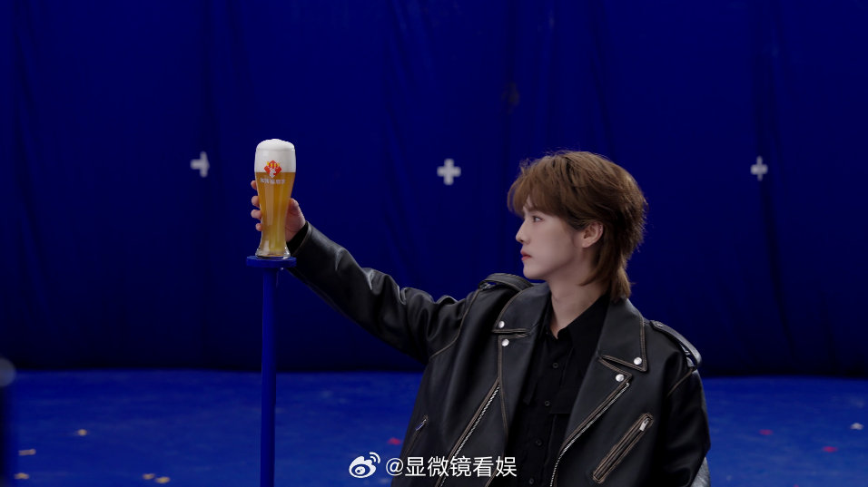 鹿晗片场状态比鲜啤还鲜活谁被鹿晗的片场状态戳到了！自然灵动、元气满满，和鲜啤互动