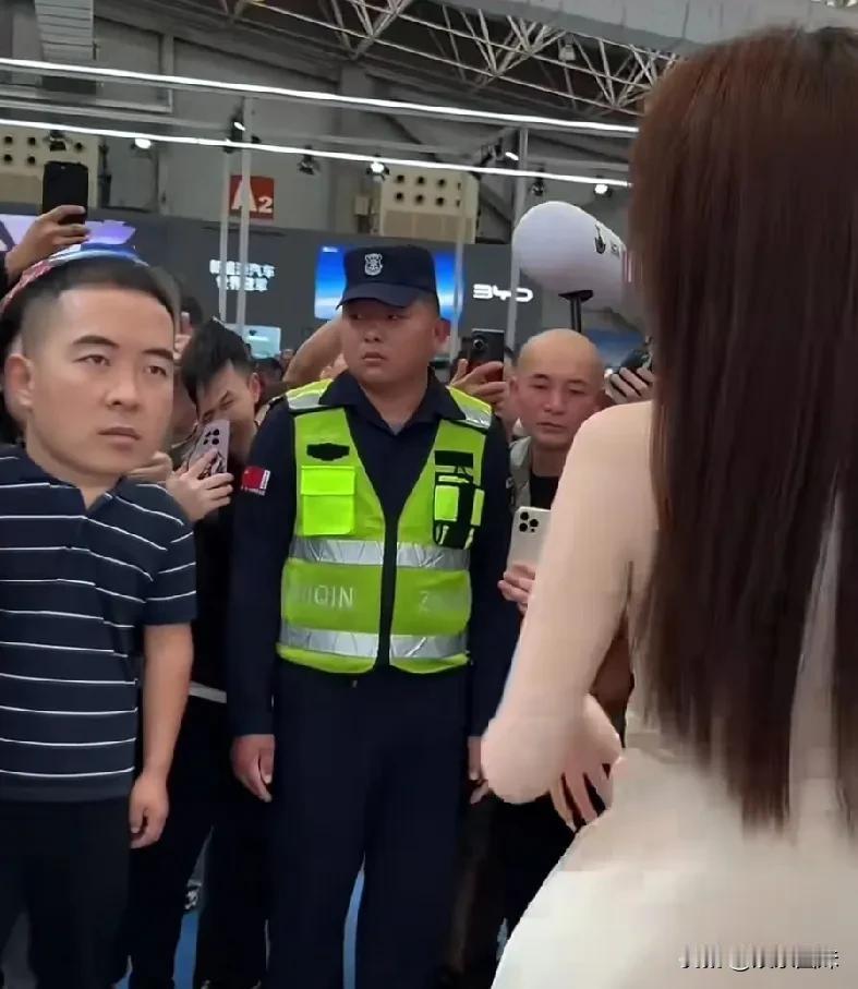 近日，江苏苏州车展上出现了一位“条纹大哥”，他的行为引发了广泛关注！他在车展现场