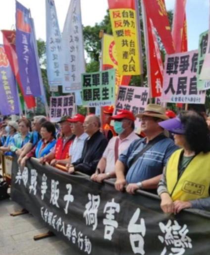 台湾岛内相当一些老百姓毫无底线支持台独、自认不是中国人，还肆意咒骂大陆人民、攻击